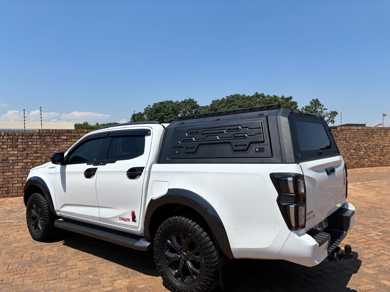 Isuzu Gen 7 with no side windows